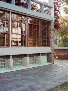 un edificio con grandes ventanas y un patio de piedra en Parque do Rio Hotel, en Esposende