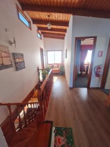 - un salon avec un escalier et un escalier dans l'établissement Hospedaje JUALIC, à Valdivia
