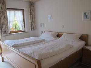 Ein Bett oder Betten in einem Zimmer der Unterkunft Gasthaus Adler