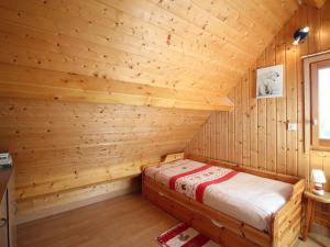 een blokhut met een bed in een kamer bij Chalet Mont-Dore, 5 pièces, 8 personnes - FR-1-608-106 in Le Mont-Dore