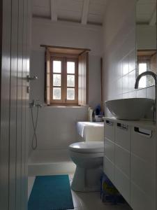 een badkamer met een toilet, een wastafel en een bad bij Κyma Mansion in Monemvasia in Monemvasia