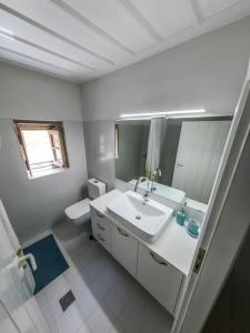y baño con lavabo, aseo y espejo. en Κyma Mansion in Monemvasia, en Monemvasia