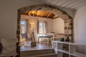 - un salon avec une arche dans une maison dans l'établissement Κyma Mansion in Monemvasia, à Monemvasia