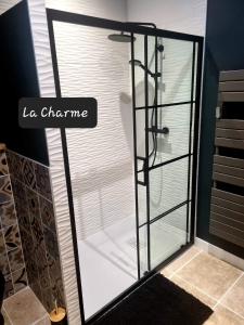 une porte de douche en verre avec un panneau indiquant la chance dans l'établissement Gite La Charme avec spa, 