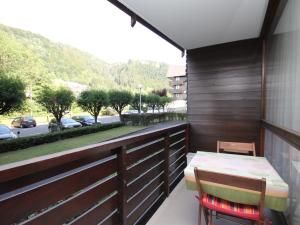 einen Balkon mit einem Tisch und Stühlen sowie Straßenblick in der Unterkunft Appartement 2 pièces avec balcon, parking et WiFi - 4 personnes - FR-1-608-117 in Le Mont-Dore