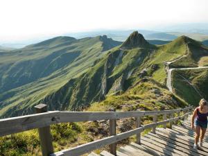 Eine Frau, die die Treppe eines Berges hinaufgeht in der Unterkunft Appartement 2 pièces avec balcon, parking et WiFi - 4 personnes - FR-1-608-117 in Le Mont-Dore + 5 Fotos