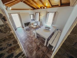モネンバシアにあるΚyma Mansion in Monemvasiaのテーブルのあるリビングルームの俯瞰図