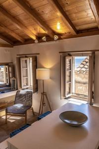 Χώρος καθιστικού στο Κyma Mansion in Monemvasia +60 φωτογραφίες