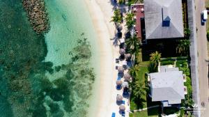 uma vista superior de uma praia com guarda-sóis e do oceano em Grand Palladium Jamaica Resort & Spa All Inclusive em Lucea