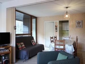 ein Wohnzimmer mit einem Sofa und einem Tisch in der Unterkunft Appartement Mont-Dore, 2 pièces, 6 personnes - FR-1-608-175 in Le Mont-Dore