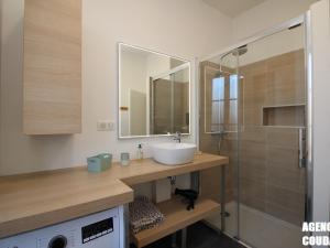 ein Badezimmer mit Waschbecken und Dusche in der Unterkunft LA BOURBOULE CENTRE - Beau T2 rénové, wifi et cuisine équipée - FR-1-608-159 in La Bourboule + 5 Fotos