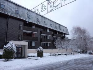 ein Gebäude mit Schnee auf dem Boden davor in der Unterkunft Appartement Mont-Dore, 2 pièces, 6 personnes - FR-1-608-175 in Le Mont-Dore