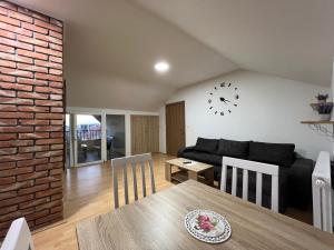 Prostor za sedenje u objektu Aster Apartments