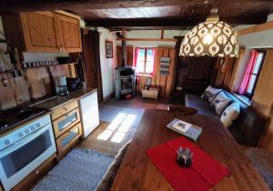 eine Küche und ein Wohnzimmer mit einem Holztisch in der Unterkunft Schnaitstadlhütte in Krispl