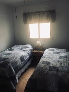 Giường trong phòng chung tại Beach apartment-VillaJoyosa, north Alicante