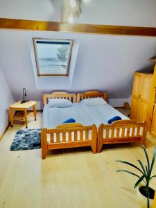 um quarto com uma grande cama de madeira e uma mesa em Vila Kopa Nida em Nida