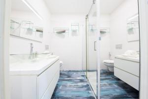 ジェノヴァにあるScirocco House by HolidayHome24の洗面台2つとトイレ付きの白いバスルーム