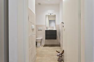 een badkamer met een toilet en een wastafel bij Comfort studio in Brignole de Ferrari by Wonderful Italy in Genua