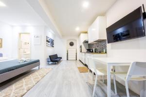ジェノヴァにあるScirocco House by HolidayHome24のベッドとダイニングルームのあるリビングルーム