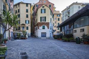 een geplaveide straat in een stad met gebouwen bij Comfort studio in Brignole de Ferrari by Wonderful Italy in Genua