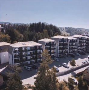 una vista aérea de un complejo de apartamentos con aparcamiento en Silver Top Kopaonik en Kopaonik