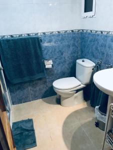 a bathroom with a toilet and a sink at Beach apartment-VillaJoyosa, north Alicante in Villajoyosa