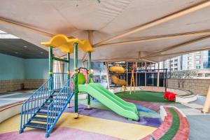 una sala de juegos con un tobogán y un parque infantil en Breathtaking sea-view condo in Dubai Marina - Palm Views!, en Dubái