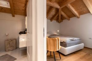 多比亞科的住宿－Casa Flora，一间卧室设有一张床和木制天花板