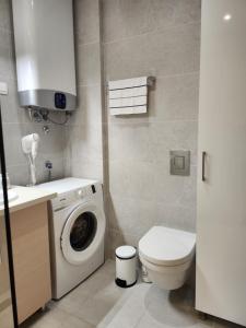 布德瓦Budvariana Apartments的配有洗衣机和卫生间的浴室 更多24张照片