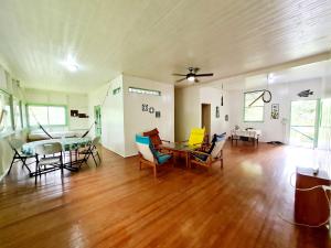 Ruang duduk di Drago Beach House - Private Beach