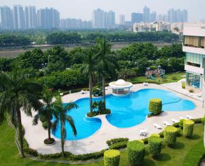 Vista de la piscina de Ramada by Wyndham Pearl Guangzhou-Canton Fair Free Shuttle Bus o d'una piscina que hi ha a prop