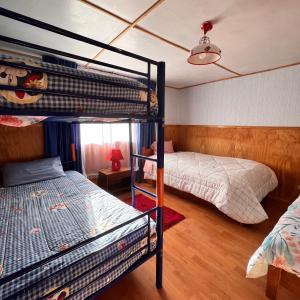 Giường trong phòng chung tại Cabañas y Hospedaje Parque los Volcanes