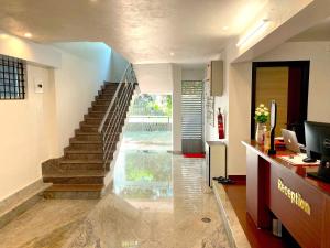 um corredor com uma escada numa casa em Sai Shreyas Residency, Best Hotel near Bangalore Airport em Bangalore
