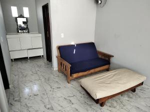 een kamer met een bed en een poef bij Quinta Lo de Fran in Arana