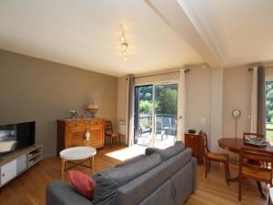 ein Wohnzimmer mit Sofa und Fernseher in der Unterkunft Bel appartement T3 avec WiFi et parking, Mont-Dore - FR-1-608-13 in Le Mont-Dore