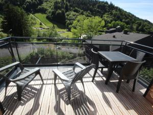 einen Tisch und Stühle auf einer Terrasse mit Aussicht in der Unterkunft Bel appartement T3 avec WiFi et parking, Mont-Dore - FR-1-608-13 in Le Mont-Dore
