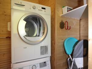 een wasmachine en droger in een kamer bij Chalet Mont-Dore, 5 pièces, 8 personnes - FR-1-608-15 in Le Mont-Dore