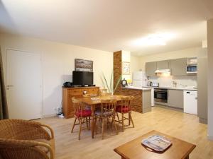 拉布爾布勒的住宿－Appartement La Bourboule, 2 pièces, 5 personnes - FR-1-608-29，厨房以及带桌椅的起居室。