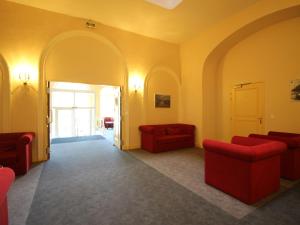 una sala de espera con sillas rojas y un arco en Appartement La Bourboule, 2 pièces, 5 personnes - FR-1-608-29 en La Bourboule