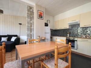 Nhà bếp/bếp nhỏ tại Appartement Mont-Dore, 3 pièces, 6 personnes - FR-1-608-21