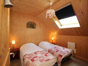 um quarto com 2 camas num chalé de madeira em Chalet Mont-Dore, 5 pièces, 8 personnes - FR-1-608-31 em Le Mont-Dore