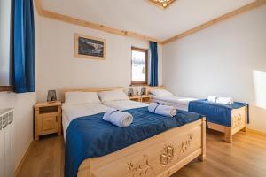 Ένα ή περισσότερα κρεβάτια σε δωμάτιο στο Wierchowe Apartamenty