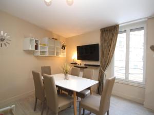 uma sala de jantar com mesa e cadeiras em Appartement Mont-Dore, 3 pièces, 6 personnes - FR-1-608-28 em Le Mont-Dore