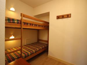 1 Schlafzimmer mit 2 Etagenbetten in einem Zimmer in der Unterkunft Appartement La Bourboule, 2 pièces, 5 personnes - FR-1-608-56 in La Bourboule