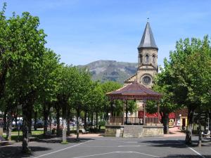 un kiosque avec une tour d'horloge dans un parc dans l'établissement Appartement La Bourboule, 2 pièces, 5 personnes - FR-1-608-56, à La Bourboule