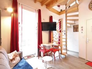 Apartamento pequeño con escalera y sala de estar. en Appartement Mont-Dore, 2 pièces, 4 personnes - FR-1-608-68, en Le Mont-Dore