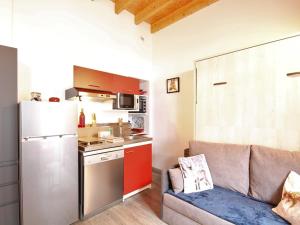 sala de estar con sofá y cocina en Appartement Mont-Dore, 2 pièces, 4 personnes - FR-1-608-68, en Le Mont-Dore