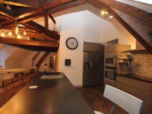 Kuchyň nebo kuchyňský kout v ubytování Mont-Dore: Beau T3 bis hyper centre avec wifi - FR-1-608-42