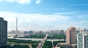 Blick auf eine Stadt mit Fluss und Gebäuden in der Unterkunft Ramada by Wyndham Pearl Guangzhou-Canton Fair Free Shuttle Bus in Guangzhou