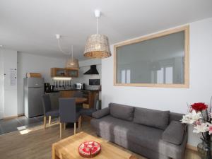 ein Wohnzimmer mit einem Sofa und einem Tisch in der Unterkunft Appartement Mont-Dore, 2 pièces, 3 personnes - FR-1-608-90 in Le Mont-Dore